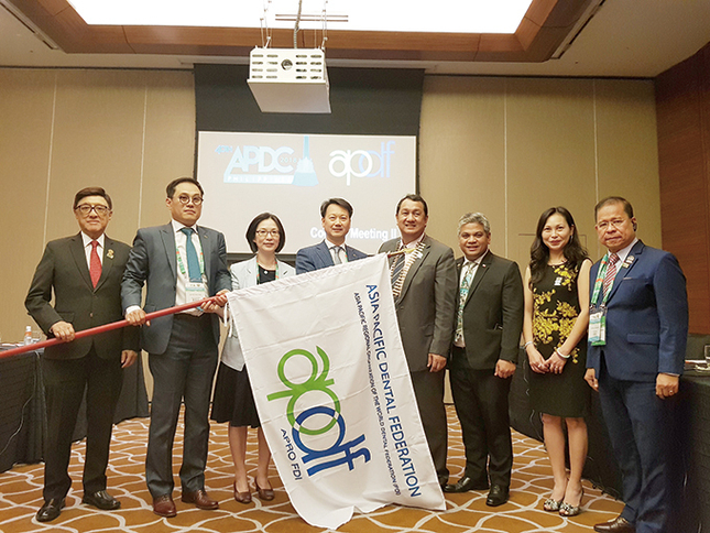 íêµì´ ë´ë
ìíì¹ê³¼ìì¬ì°ë§¹ ì´í(APDC2019)를 ìì¸ìì ê°ìµíë¤. APDF ì§íë¶ë ì§ë 11ì¼ ì´í기를 íêµ ëíë¨ì ì´ìíê³ , ë´ë
ì´íì ì±ê³µì 기ìíë¤. ì¬ì§ ì¼ìª½ ëë²ì§¸ë¶í° ê¹íì¢
êµì ì´ì¬, ë°ì¸ì ë¶íì¥, ëì¹ëª© ë¶íì¥, í르ëë í르ëë°ì¦ APDF íì¥.