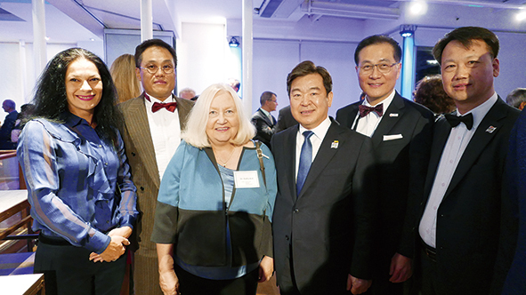 김철수 협회장을 비롯한 한국 대표단과 캐스린 켈 FDI 회장(왼쪽에서 세 번째)